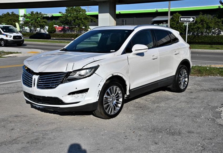 2017 Lincoln MKC Reserve Sport Utility 4D - 5LMCJ3C92HUL11058 photo 1