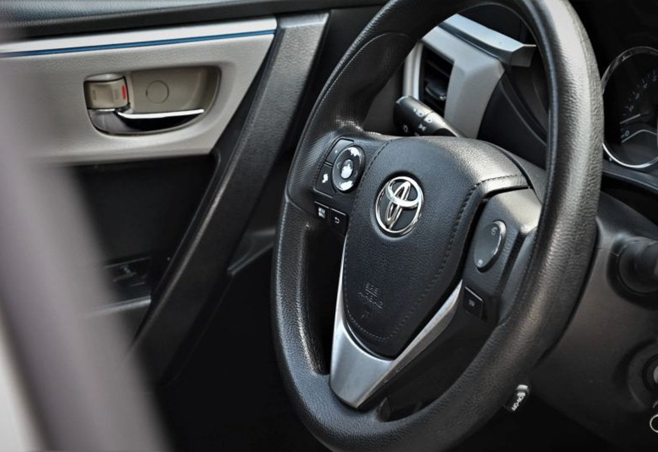 2015 Toyota Corolla LE Sedan 4D - 2T1BURHE8FC466517 photo 32