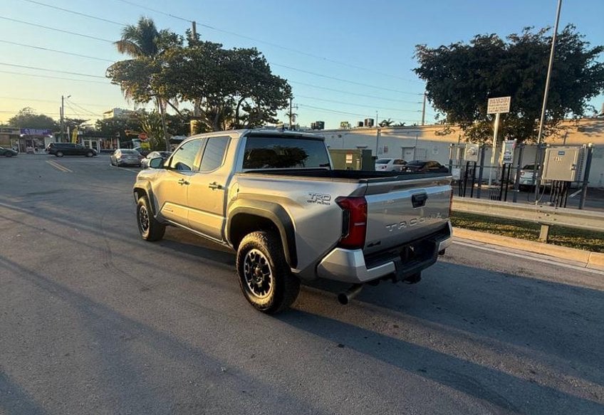 2025 Toyota Tacoma TRD Off-Road - 3TMLB5JN2SM140985 photo 3