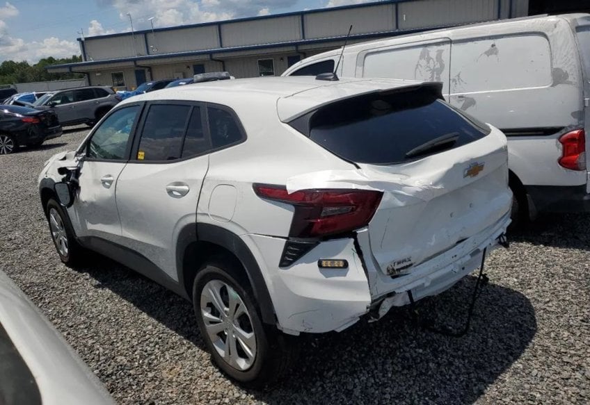 2025 Chevrolet Trax LS - KL77LFEPXSC170394 photo 4