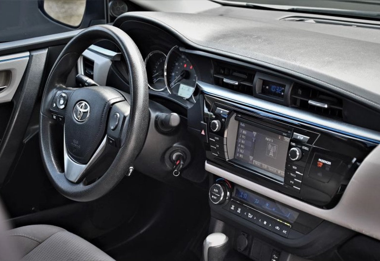 2015 Toyota Corolla LE Sedan 4D - 2T1BURHE8FC466517 photo 31