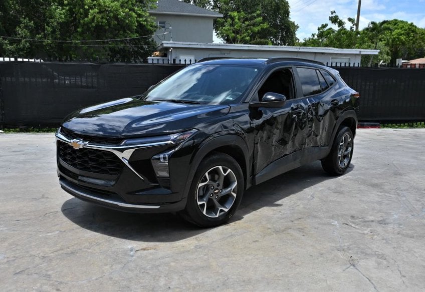 2025 Chevrolet Trax LT - KL77LHEP3SC172340 photo 2