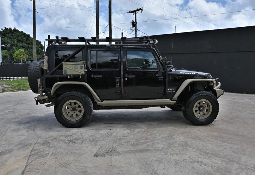 2017 Jeep Wrangler Unlimited Sport - 1C4BJWDG9HL639634 photo 5