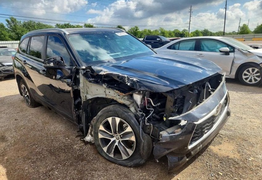 2023 Toyota Highlander XLE Sport Utility 4D - 5TDKDRAH8PS037231 photo 2