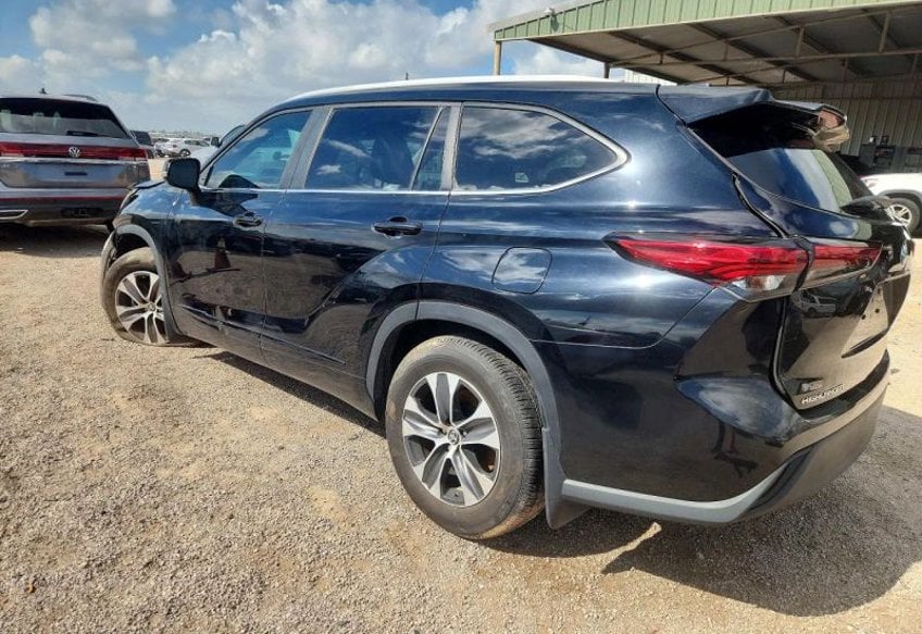 2023 Toyota Highlander XLE Sport Utility 4D - 5TDKDRAH8PS037231 photo 3