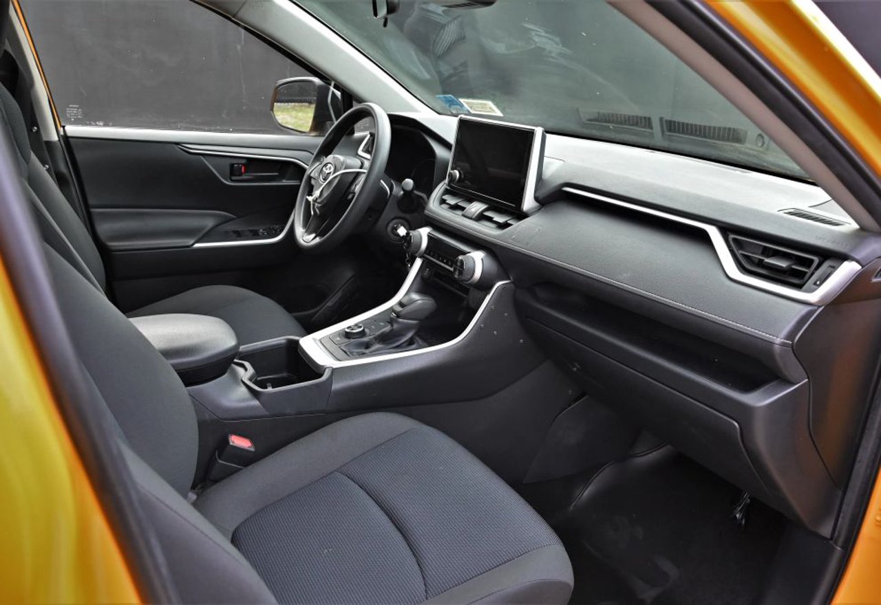2023 Toyota RAV4 Hybrid LE - JTMLWRFV2PD187036 photo 35