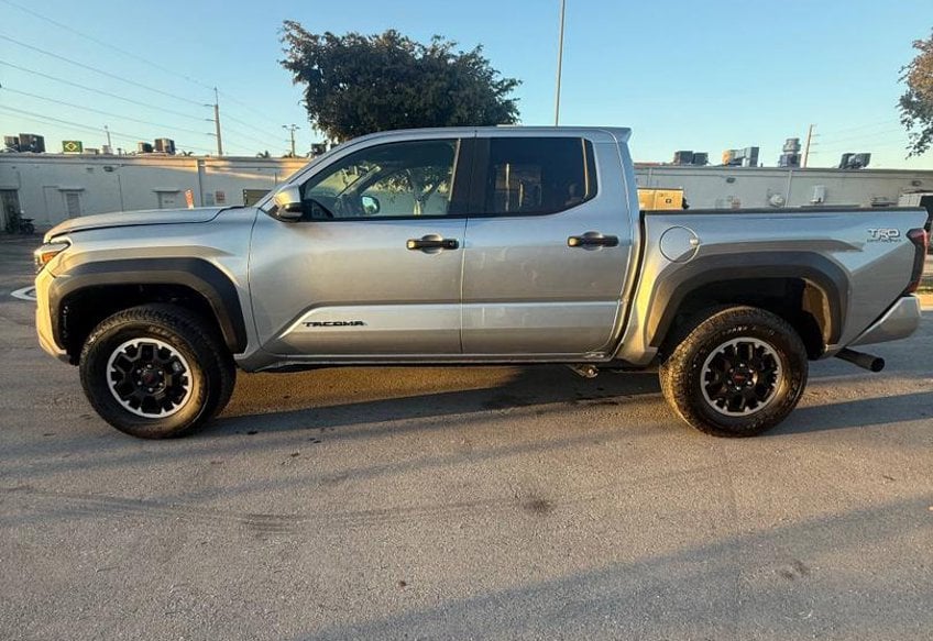 2025 Toyota Tacoma TRD Off-Road - 3TMLB5JN2SM140985 photo 4