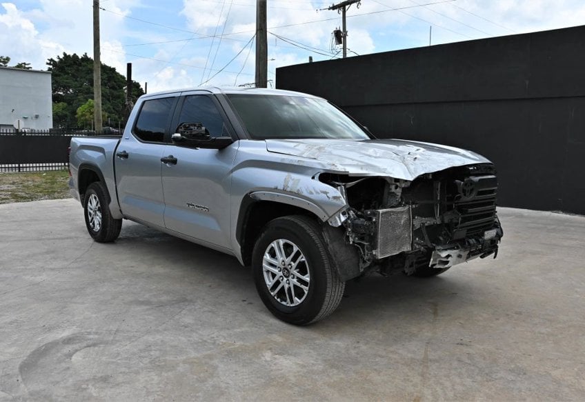 2025 Toyota Tundra SR5 - 5TFLA5AB5SX045131 photo 2