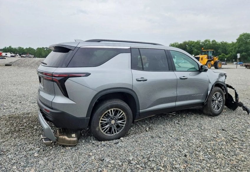2025 Chevrolet Traverse LT - 1GNERGRS2SJ240633 photo 3