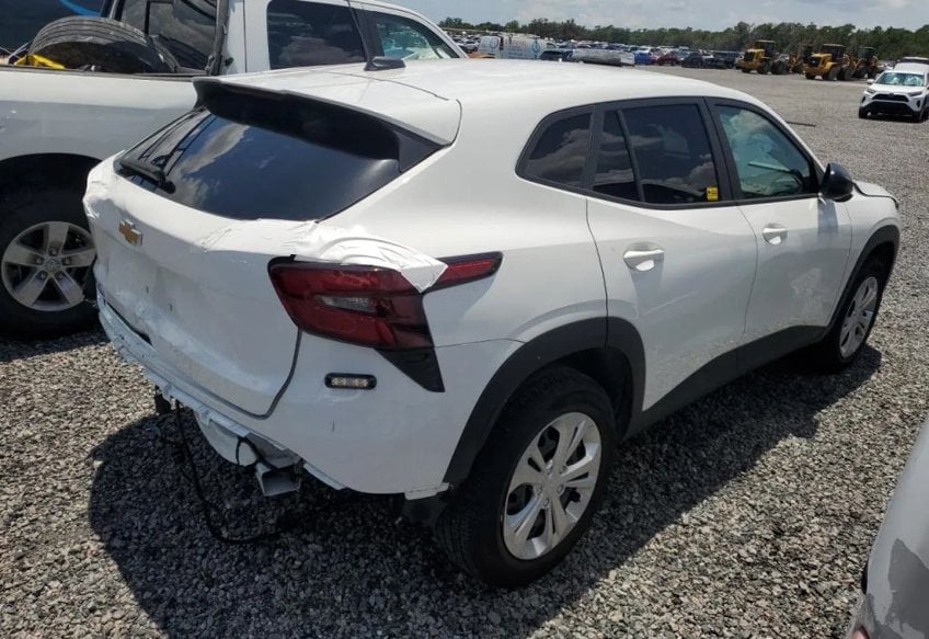 2025 Chevrolet Trax LS - KL77LFEPXSC170394 photo 3
