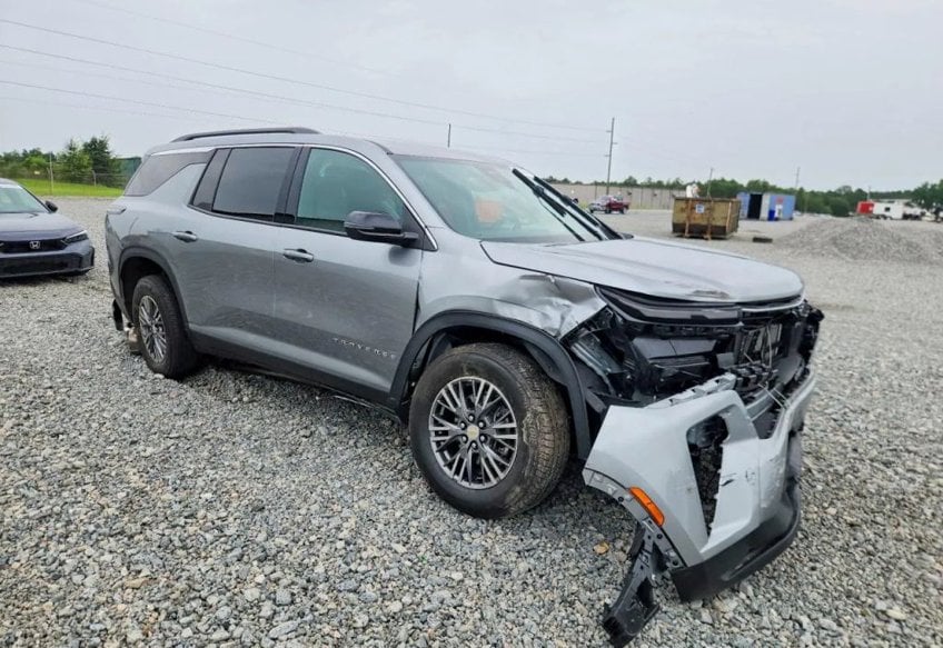 2025 Chevrolet Traverse LT - 1GNERGRS2SJ240633 photo 2
