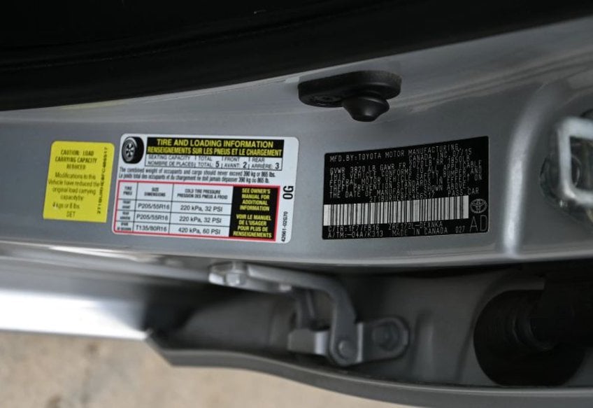 2015 Toyota Corolla LE Sedan 4D - 2T1BURHE8FC466517 photo 20